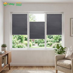 Stilvolles Sekey Plissee Dunkelgrau am Fenster im Wohnzimmer, kombinierter Sicht- und Lichtschutz für den Wohnbereich.